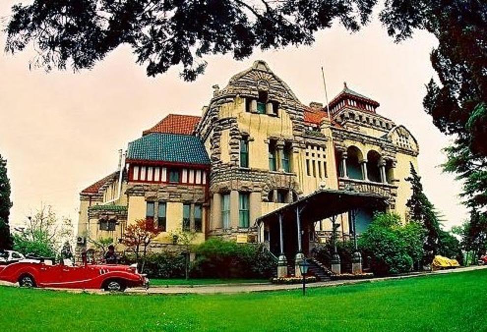  p>爱情角,坐落在风景秀丽的青岛信号山南麓,位于青岛八大关风景区内