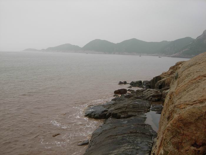 离三门县城40公里,位于健跳港南部,木杓沙滩面临三门湾,背靠炮台山
