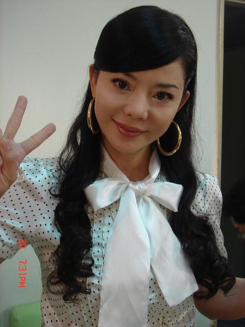  p>狄莺,1962年4月21日出生于中国台湾,本名林妙嬉,后改名为林佳璇