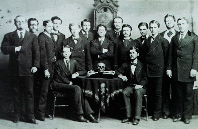  p>骷髅会的会标是一个 a target="_blank" href="/item/骷髅头/80771