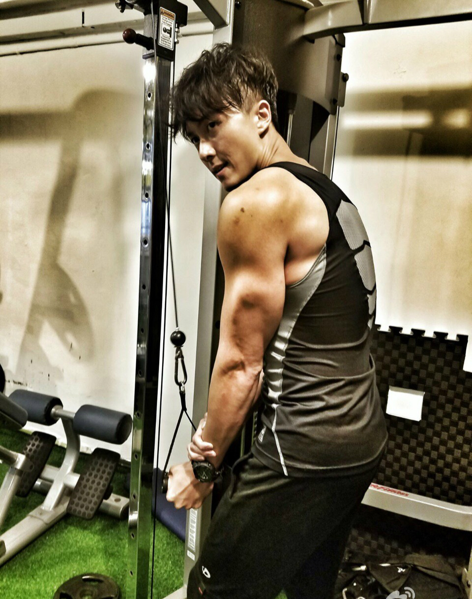 vincent wong) /i>,1983年7月7日出生于中国广东省深圳市,中国香港男