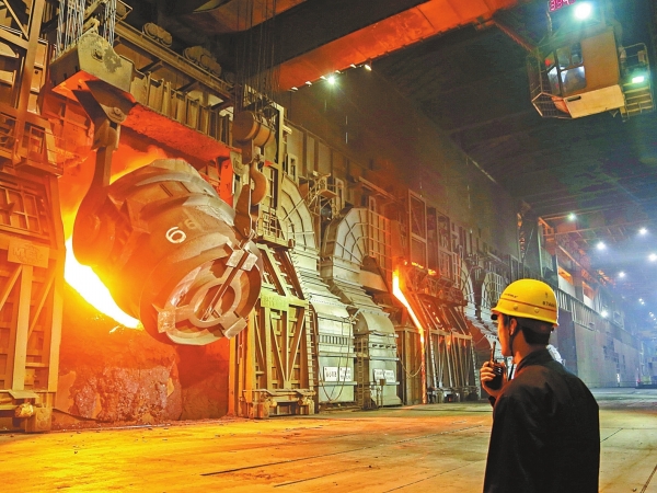  p>转炉钢是指在转炉内以液态生铁为原料,将高压空气或氧气从转炉的