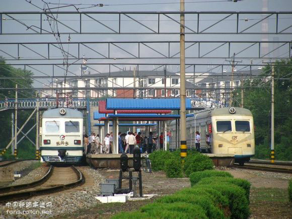  p>动车组(powered car train-set),又称"动车组列车",中国内地新兴的