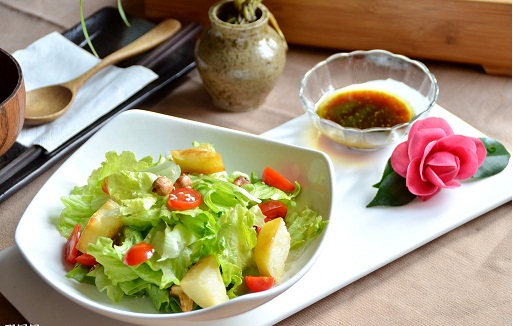  p>油醋汁蔬菜沙拉需要的原料有紫甘蓝,苦菊,生菜, a target="_blank"