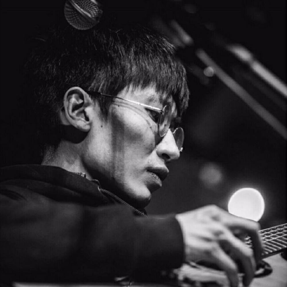  p>《男子汉不哭》是2016年马雨阳演唱的歌曲,由马雨阳作词作曲,收录