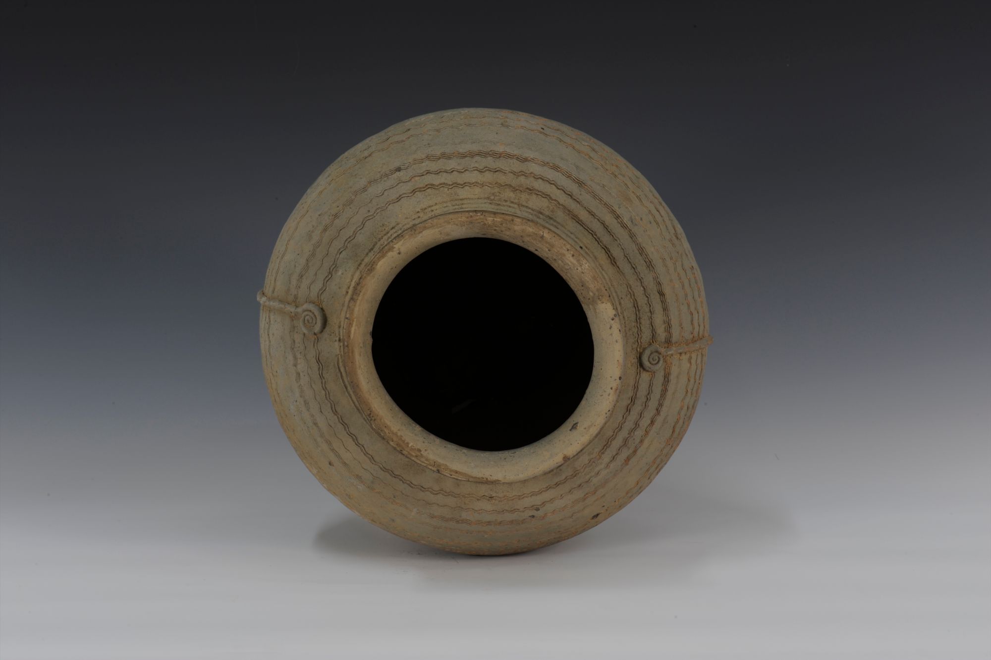 战国贴塑双耳几何纹灰陶罐