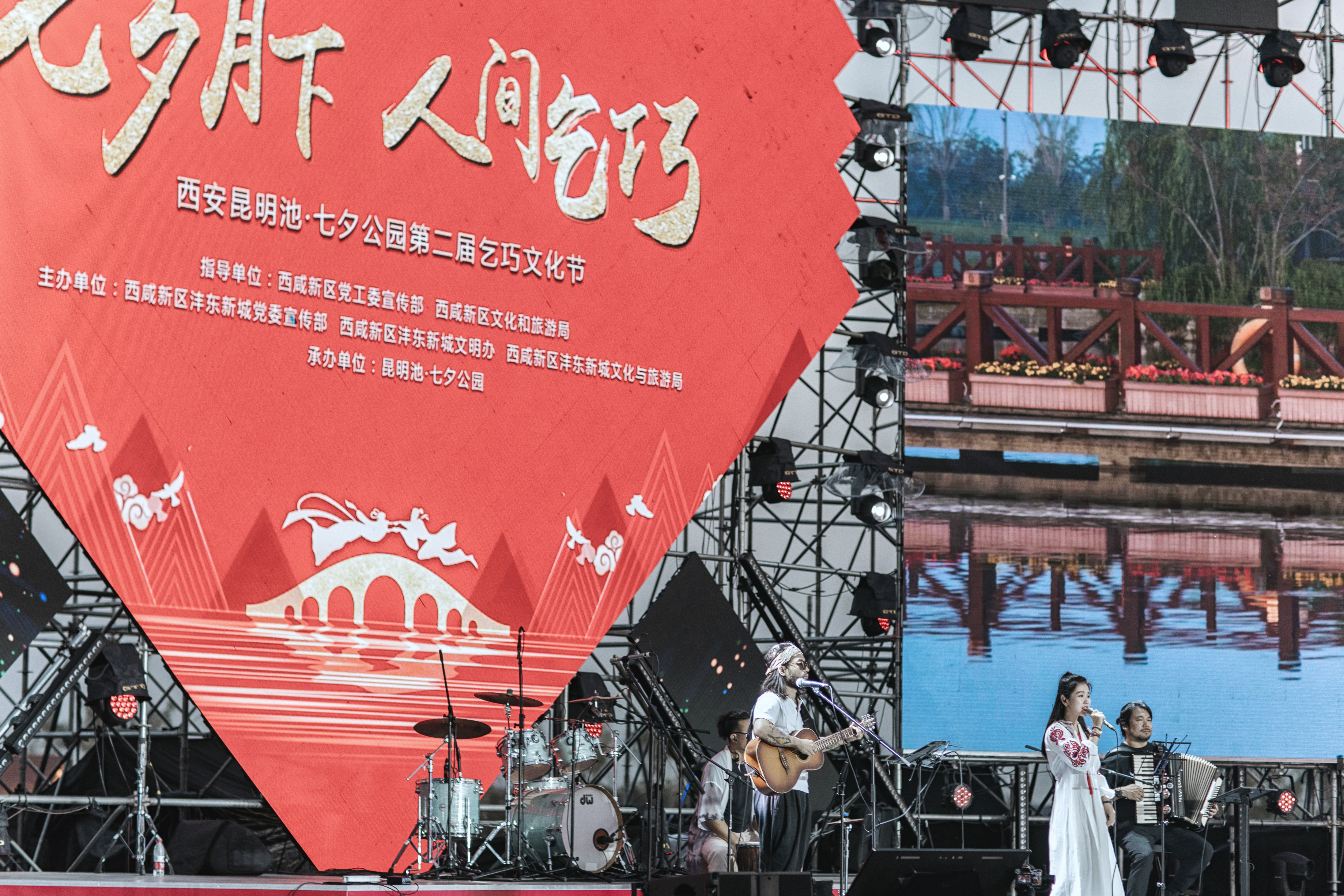  p>古城四月乐队,主要作品《长安圆舞曲》 /p>