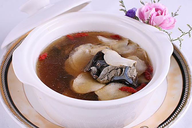  p>田七花旗参炖乌鸡是一道家常菜肴,不含防腐剂,制作难度一般,飘香