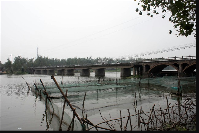  p>沙庄老桥始建于1957年,位于徐州市丰县欢口镇沙庄村南复新河上.