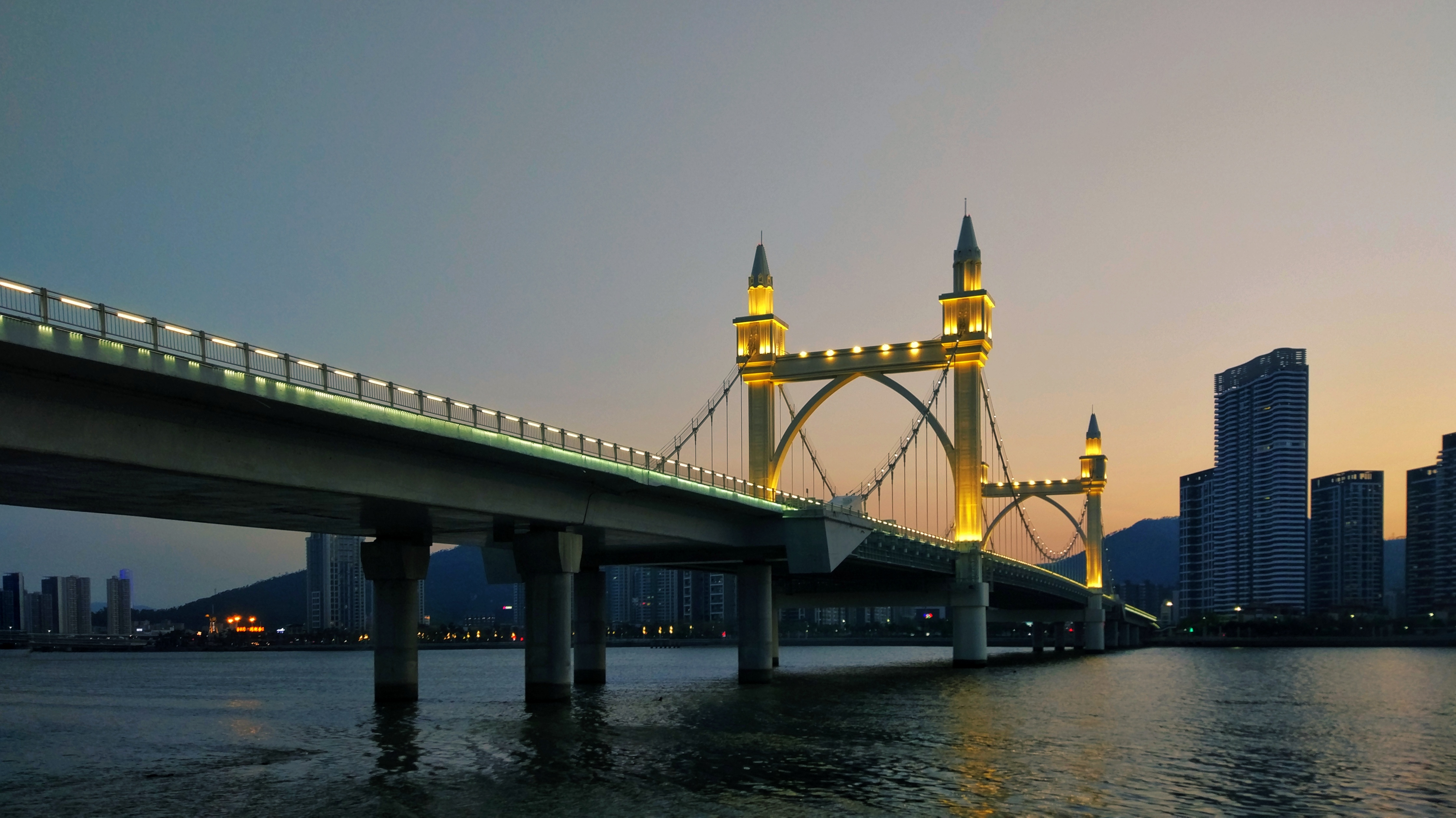  p>白石桥(baishi bridge),是中国广东省珠海市连接拱北片区和南湾