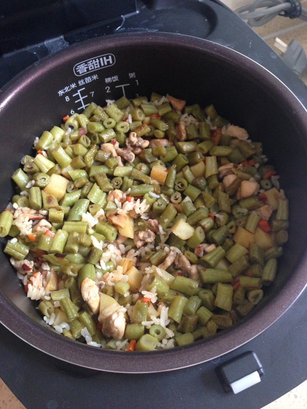  p>豆角饭是一道家常主食,制作原料主要有豆角,土豆,猪肉,米饭. /p>