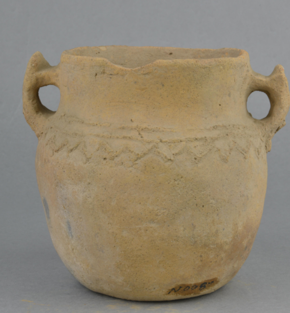  p>寺洼文化波折纹双耳红陶罐是青铜时代的文物,现收藏于平凉市博物馆