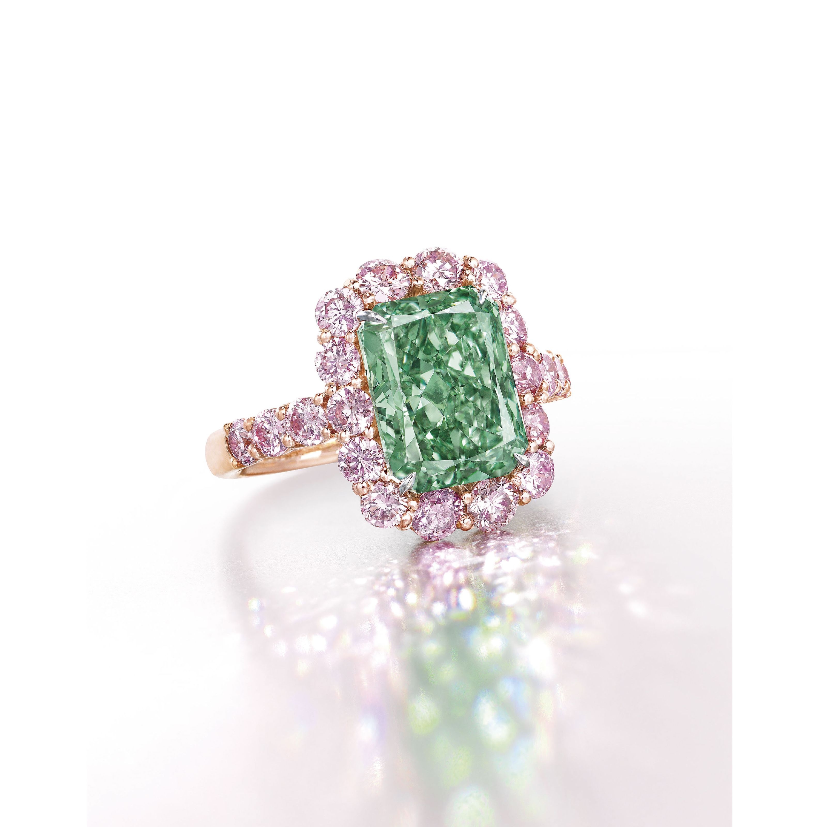 大自然赋予了绿钻石美丽的颜色,代表耐力和稳定性,因此,绿钻配饰,总能