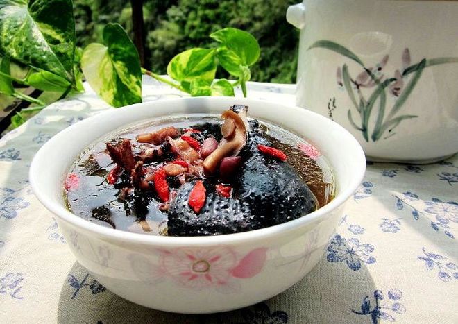  p>墨鱼炖乌鸡,制作简单,味道鲜美,是一道传统的滋补佳品.