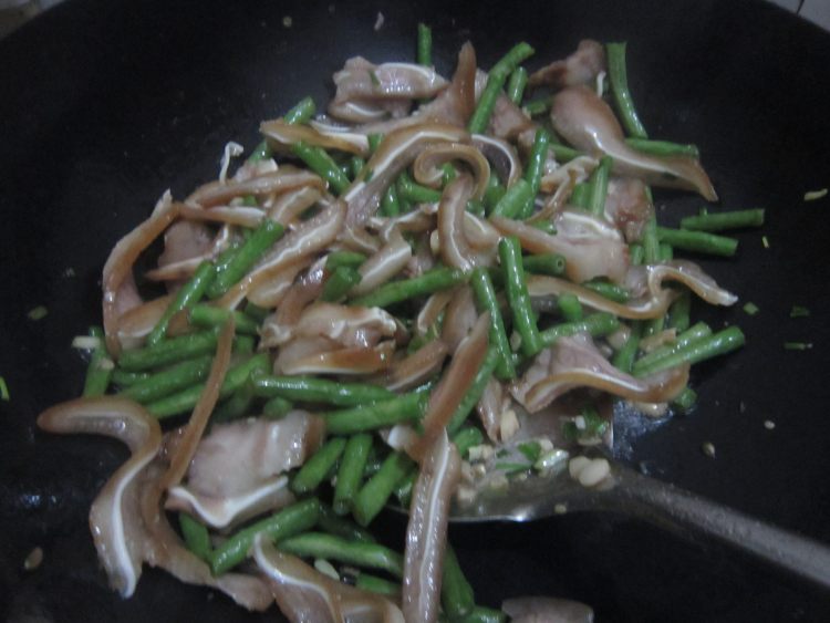 豆角炒猪耳