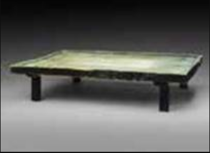  p>汉彩绘凤鸟木案是汉代时期的文物,现收藏于甘肃省博物馆. /p>