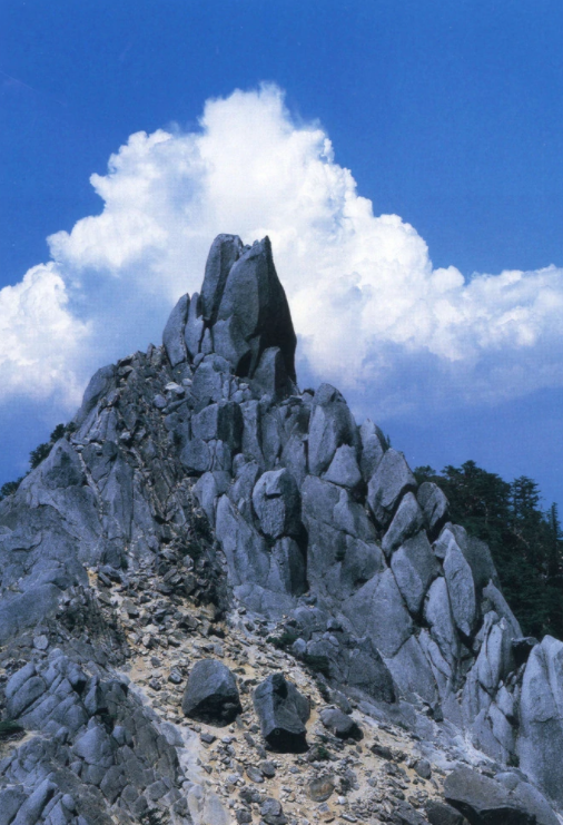 id="gn7c52kvwk">希尔不利山是英国威尔特郡由白垩构成的人造山景观