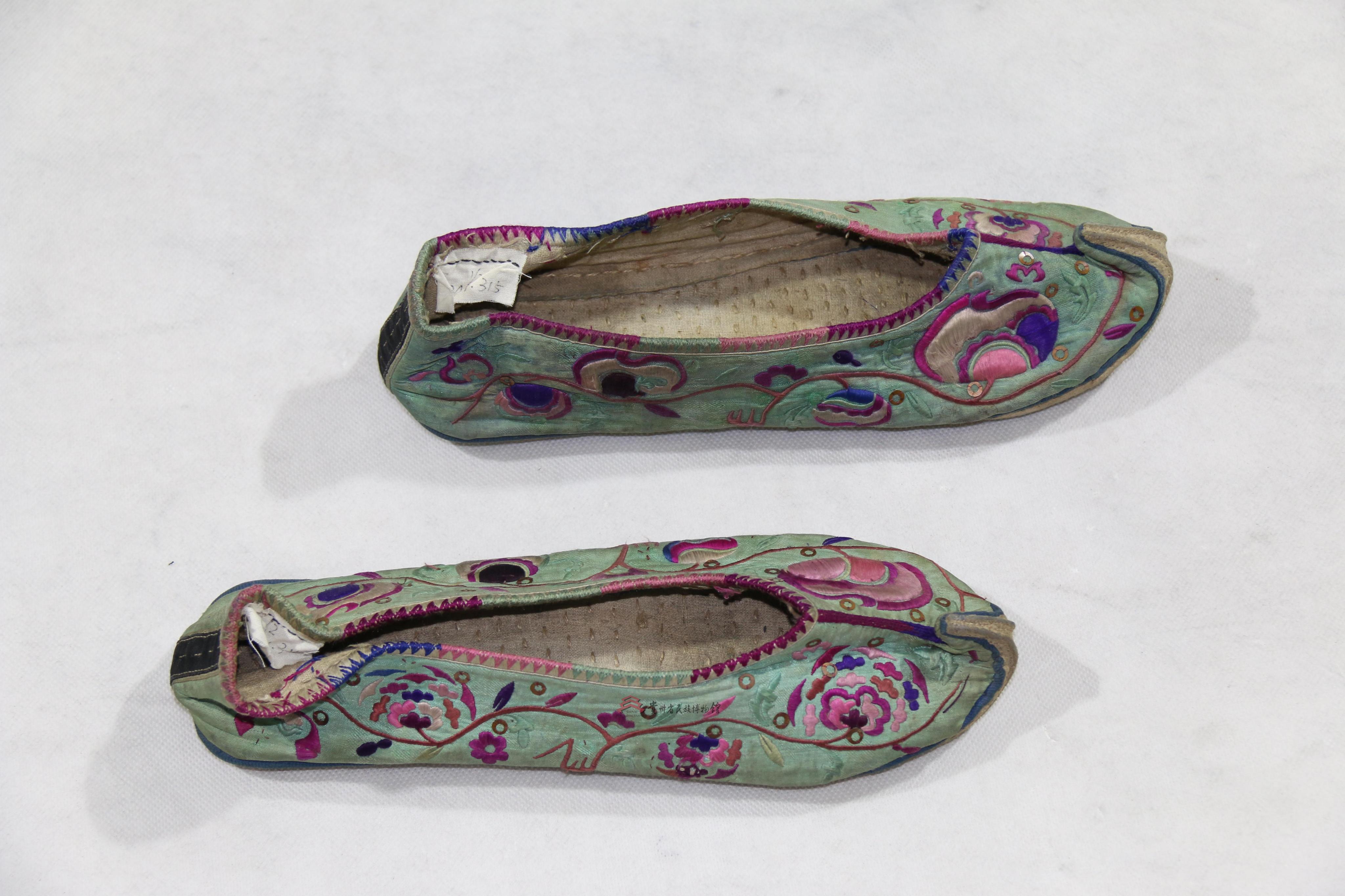 当代黎平侗族破线绣花纹翘尖布鞋