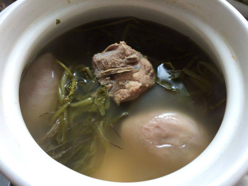 其做法是将采来的鲜车前草用水洗净备用,将200克洗净的猪膀胱放到沸水