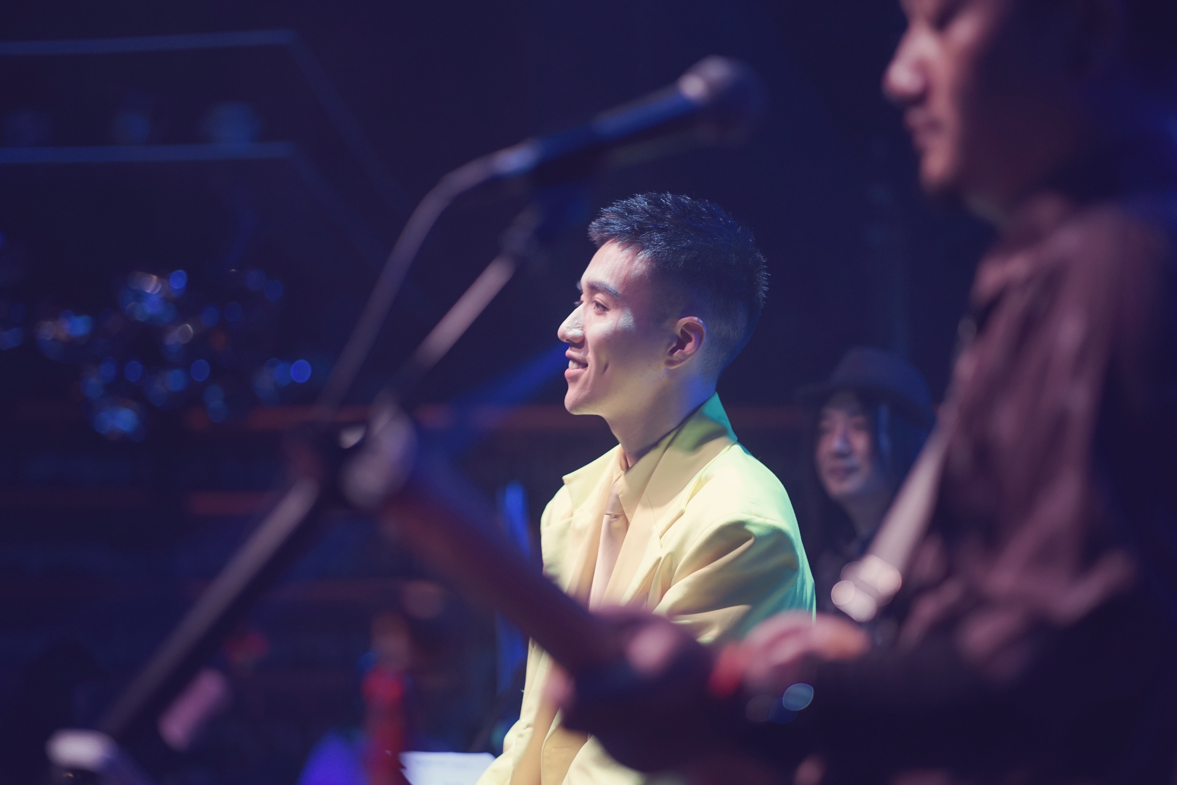 海风,中国内地男主持人, a target="_blank" href="/item/歌手/16693"