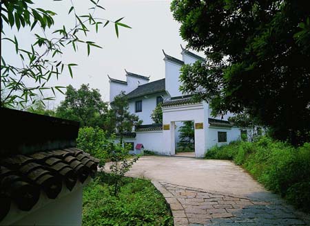 ">南北湖 /a>的黄源藏书楼,位于南北湖万苍山麓,与载青别墅左右为邻