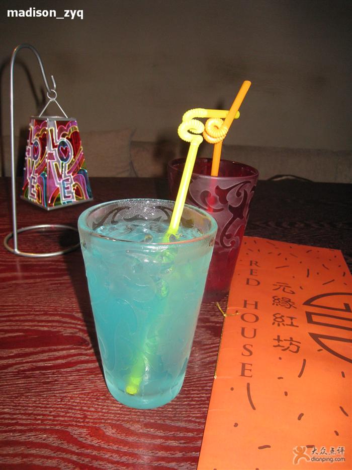 而是以原料琴酒,姜汁汽水等制作而成的一款口感辛辣的鸡尾