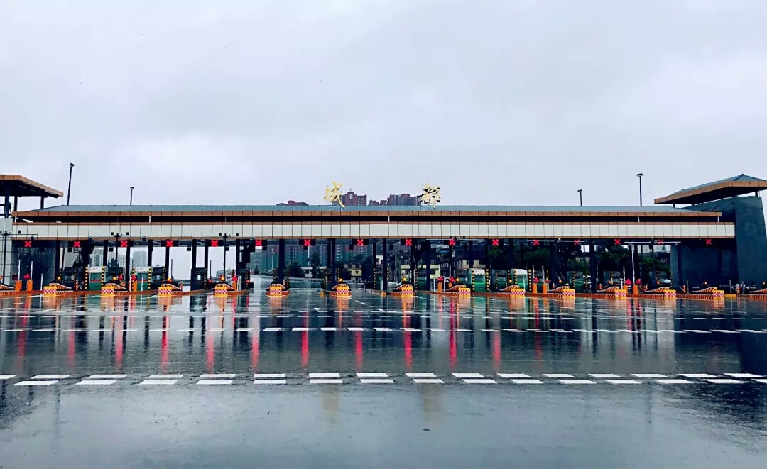  p>成彭高速公路于2004年10月1日建成通车,全长19公里,双向四车道,起