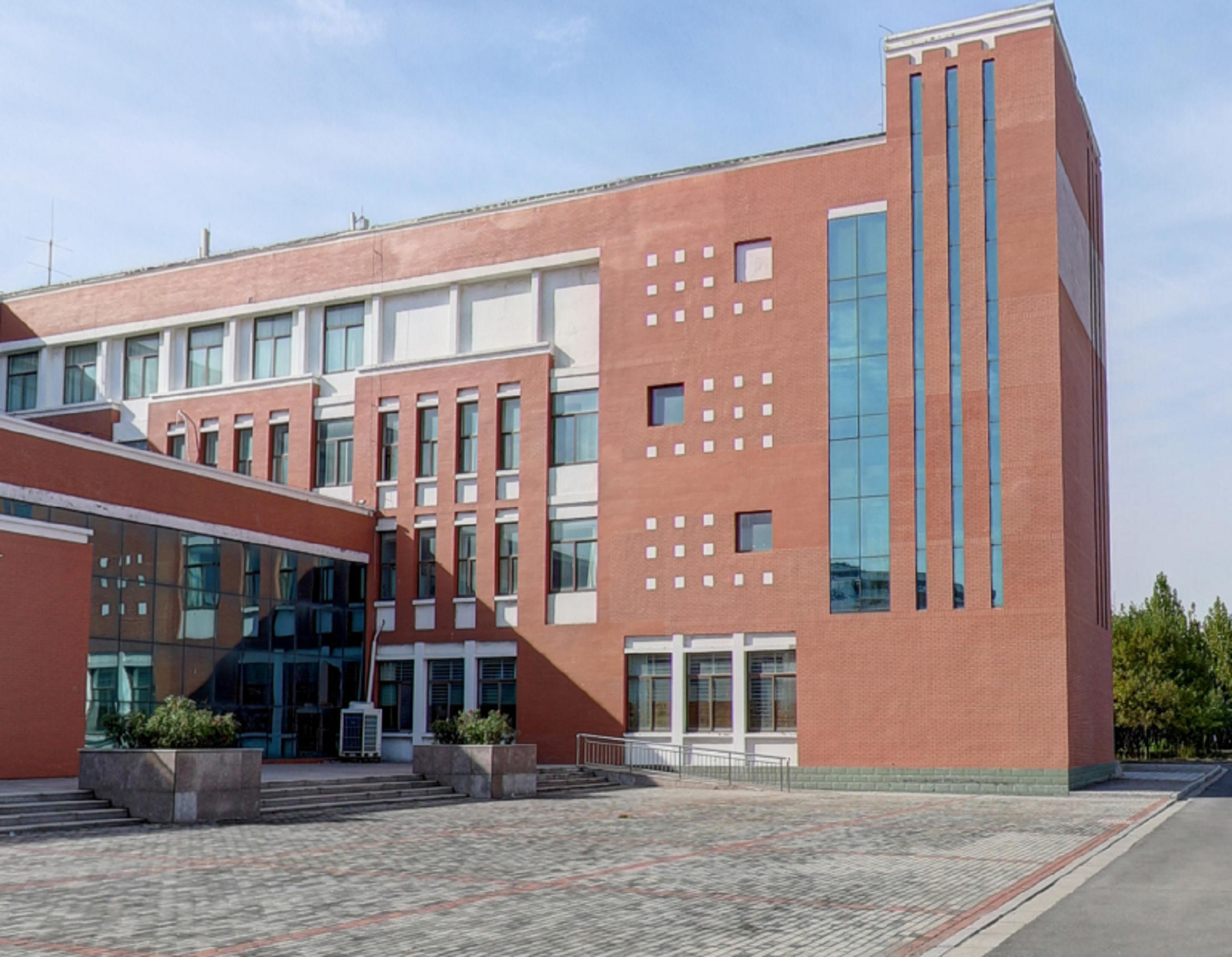 东营市垦利县第一中学