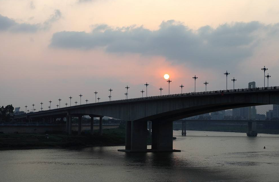  p>葫芦鼎大桥(huluding bridge),是中国广西壮族自治区南宁市境内