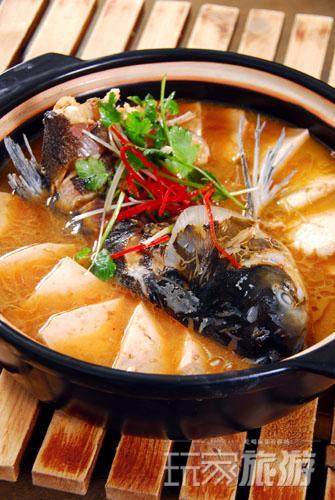  p>胖头鱼炖豆腐是一道美味的菜肴. /p>