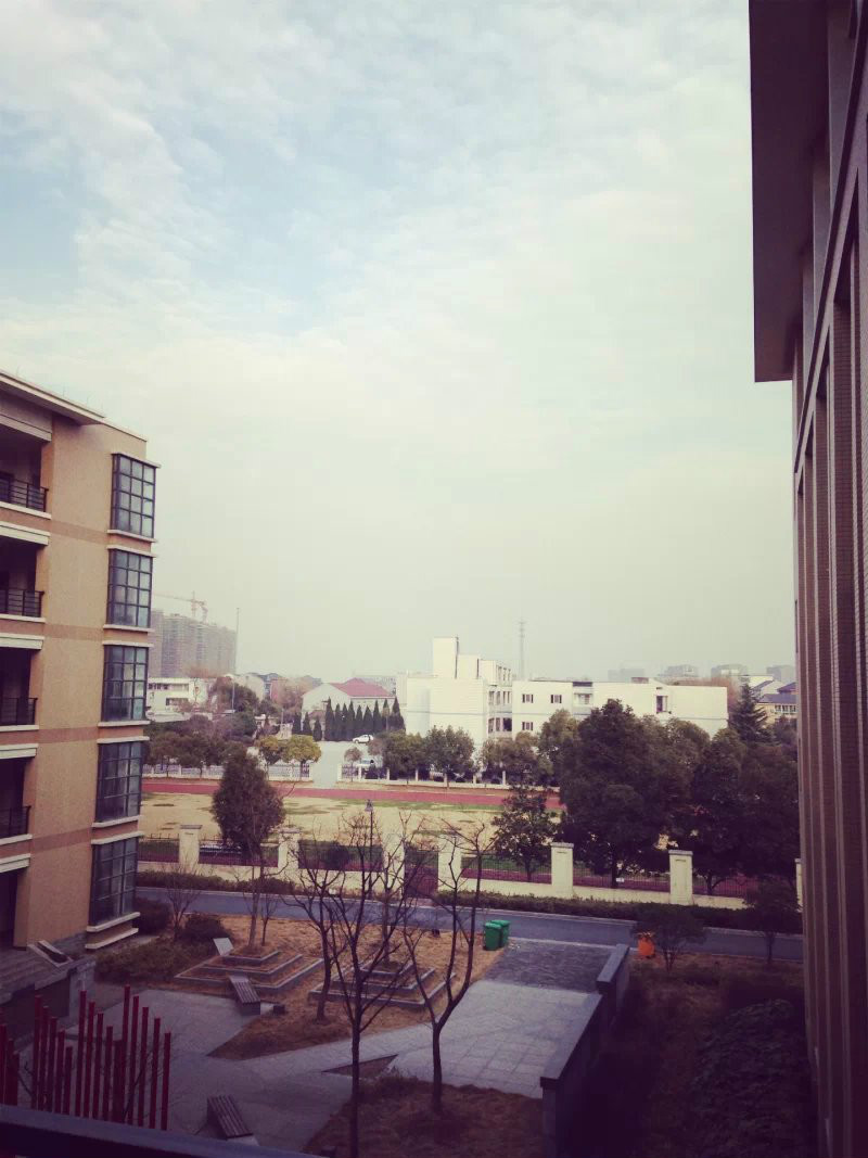 中学位于京杭古运河畔,国学大师章太炎的故乡——仓前镇,原为仓前中学