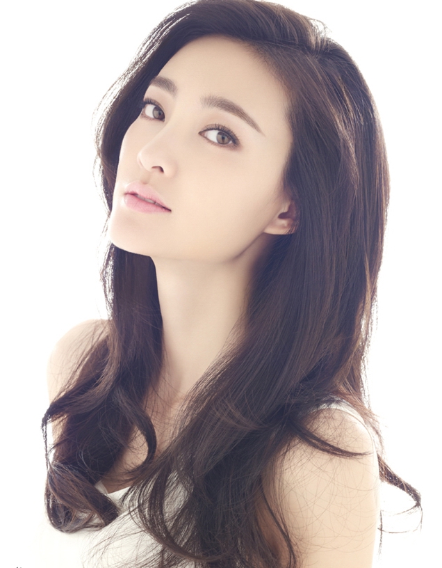 出生于内蒙古自治区赤峰市翁牛特旗,中国内地影视女演员,2004年毕业于