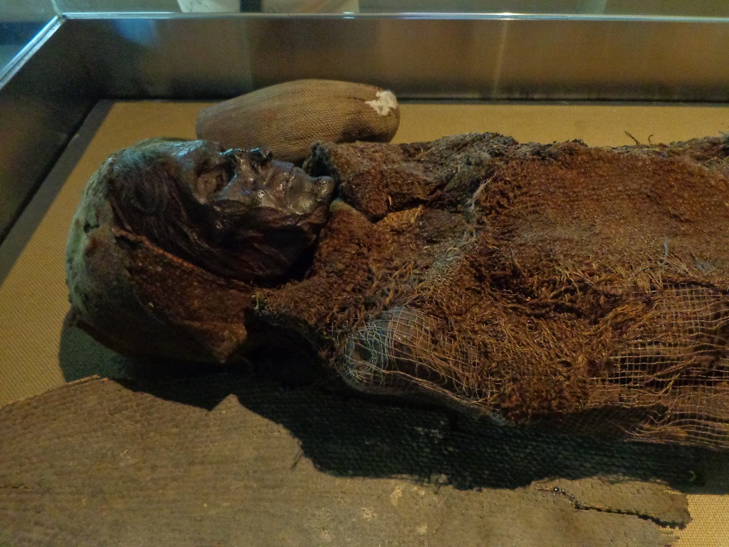  p>1934年5月一支探险队在楼兰库姆河发现的一具保存完好的女尸. /p>