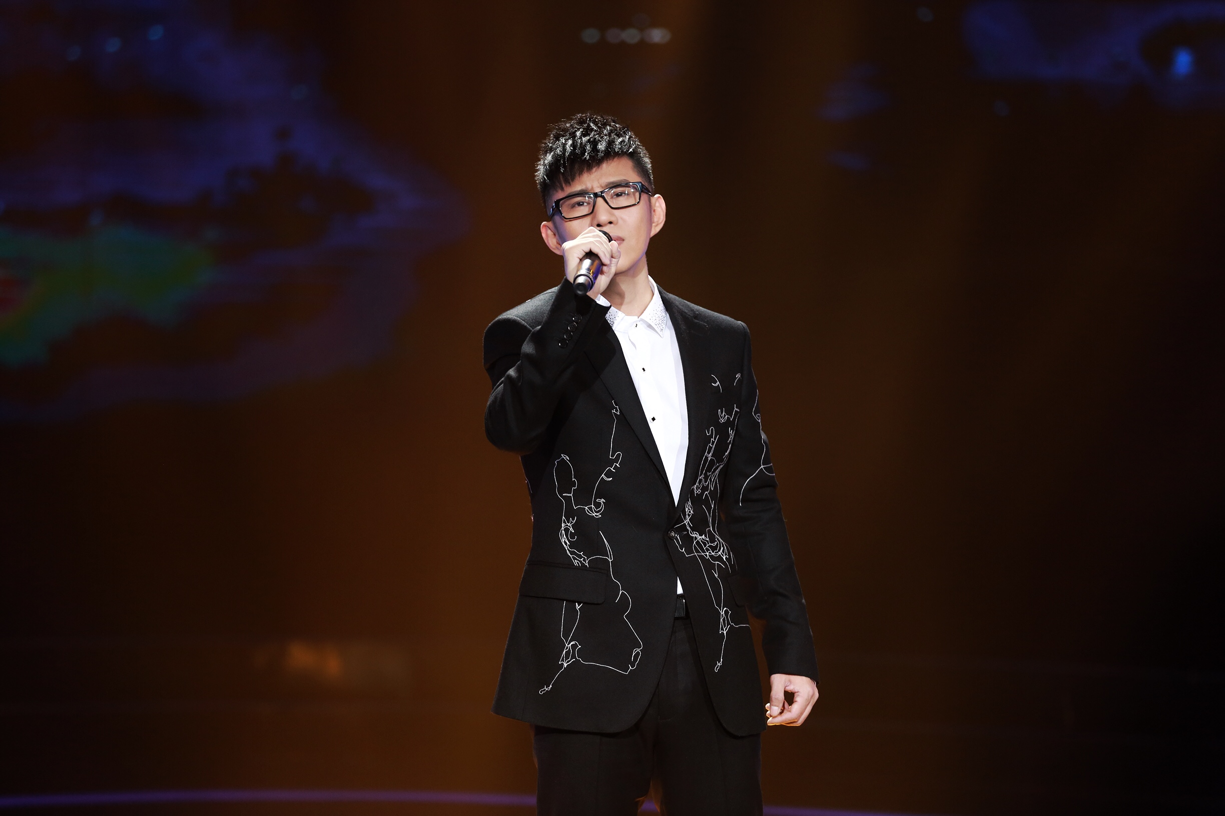 本名王卓实,11月14日出生于中国吉林省吉林市,中国内地流行男歌手