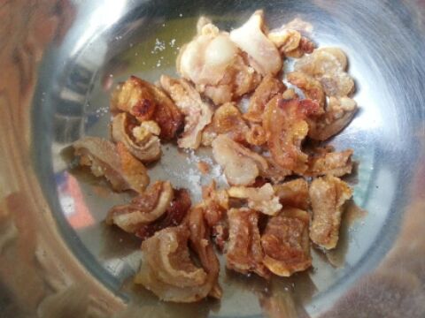  p>炸猪油是一道菜品,制作原料主要有猪油,盐等,口味鲜美,营养丰富.