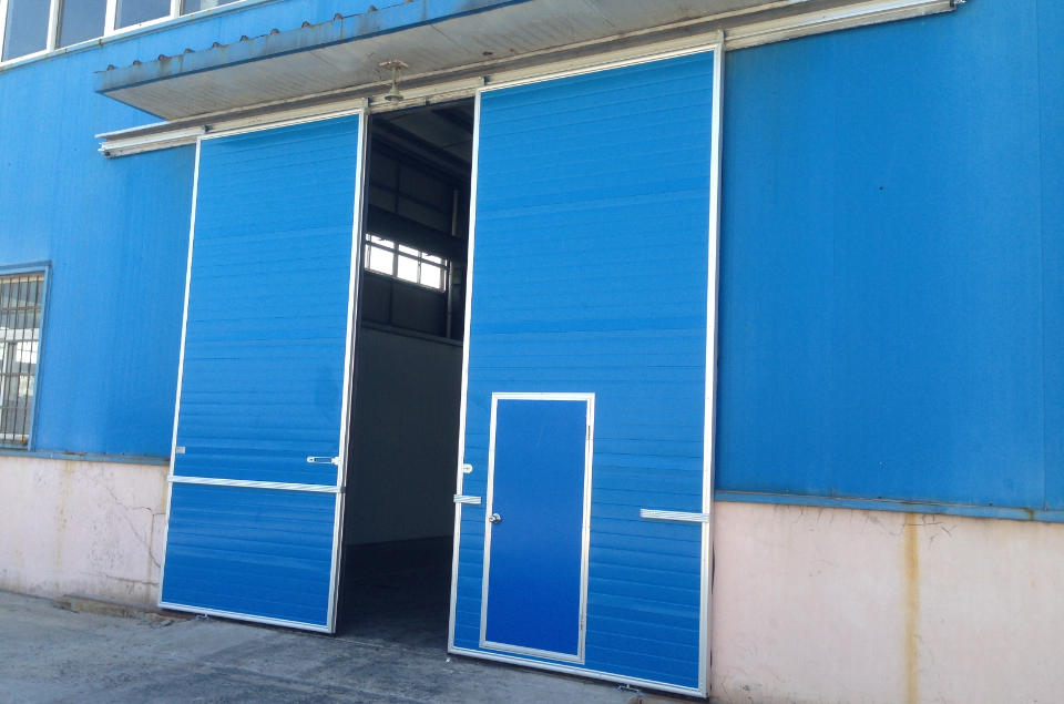  p>工业平移门主要用于工厂,车间,仓库等大门,工业平移门能最大程度的