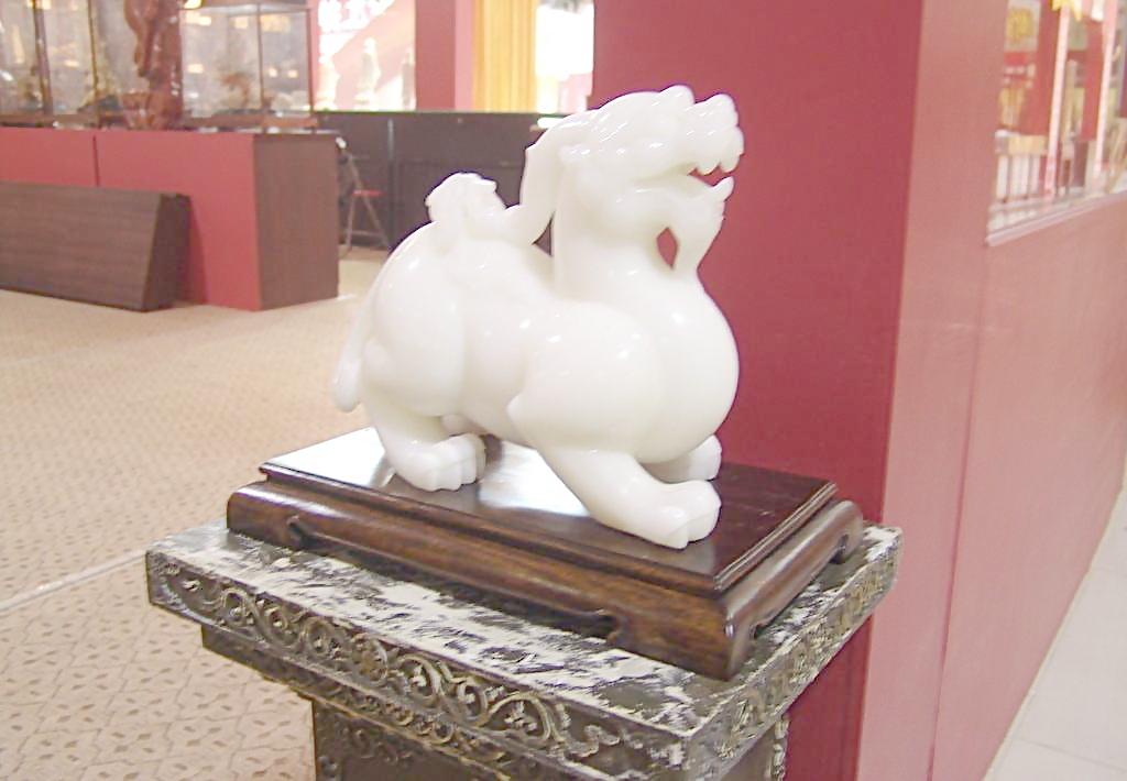  p>汉白玉主要成分是 a href="#" data-lemmaid="2984057">碳酸钙 /a>