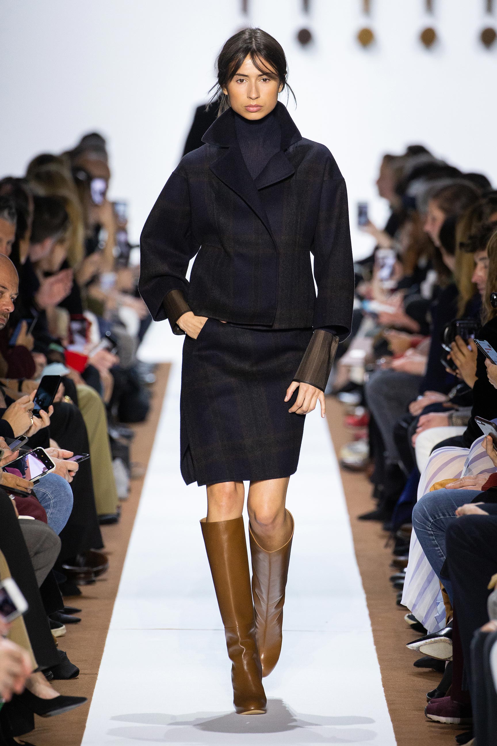 lemmaid="131482">瑞士 /a>一家族企业,是拥有80年制衣经验的服装品牌