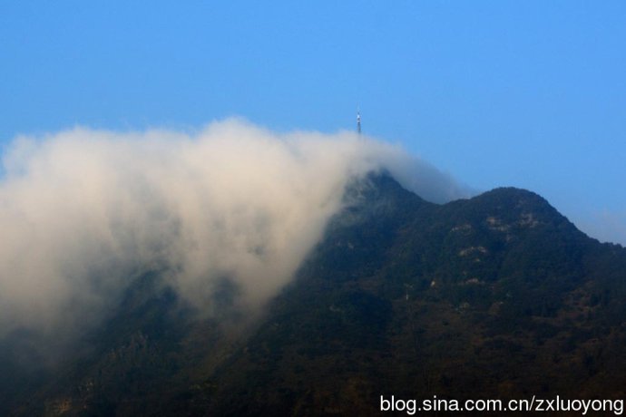  p>乌峰山是镇雄县的象征,是镇雄人民的名片,是镇雄县城的天然屏障.