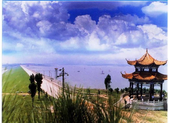  p>驻马店板桥水库水利风景区,位于河南省驻马店 a href="#">驿城区 