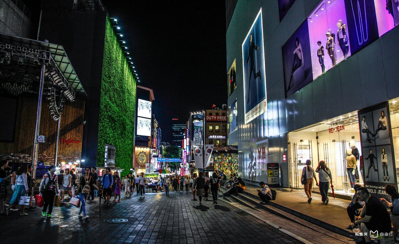 明洞(英语:myeong dong;韩语:      )位于首尔中区,是韩国代表性的