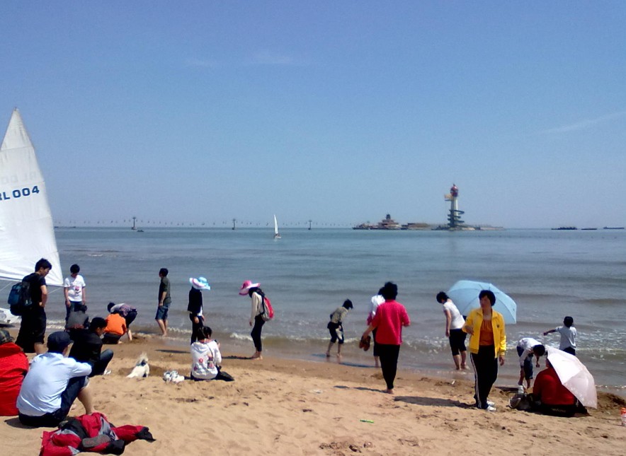  p>南戴河天马浴场,又称"天下第一浴",乃广大游人赞誉该浴场之美称.