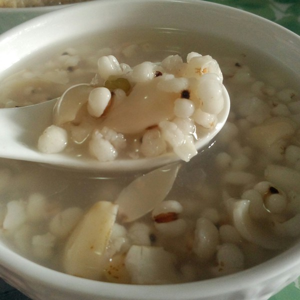 p>薏米百合美白汤是一道汤类菜品,主要食材是薏米,百合,调料为冰糖等