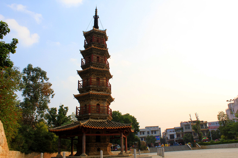  p>蓬莱寺塔在浛洸镇东北方平地上,因塔旁建有蓬莱寺(已毁)而得名.
