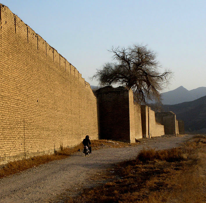 乡旧广武村,城墙根为石砌,上为砖砌,底宽5丈,高3丈8尺,整个古城分东