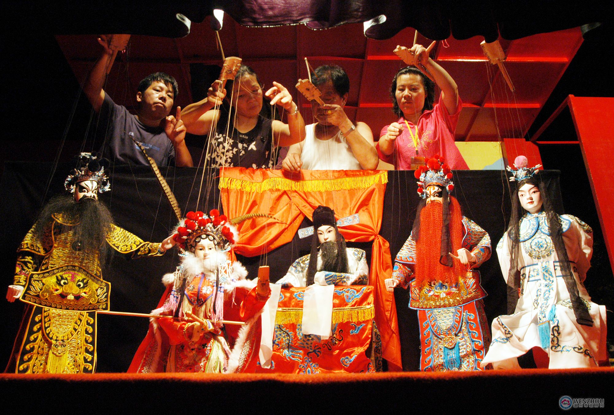  p>木偶戏是用木偶来表演故事的戏剧.