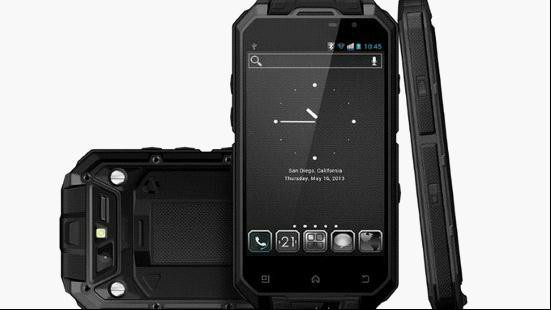 rx2的防护性就像它外观一样强硬:厚重的聚碳酸酯外壳,裸露的螺丝钉