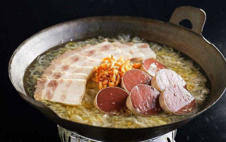 酸菜白肉炖血肠