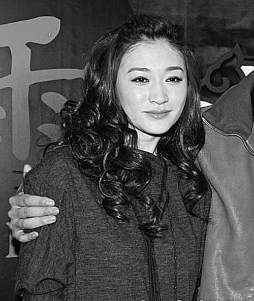  p data-id="go4crvx0pb">鄢颇,1969年1月5日出生于上海市,毕业于北京