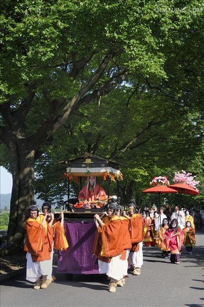  p data-id="gn7ok47r0m">葵节是从六世纪中叶起延续的祈祷农作物丰收